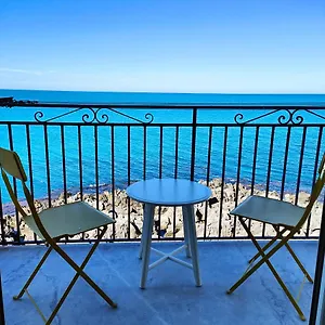 Coastal Seaview & Balcony Street View Apartment
